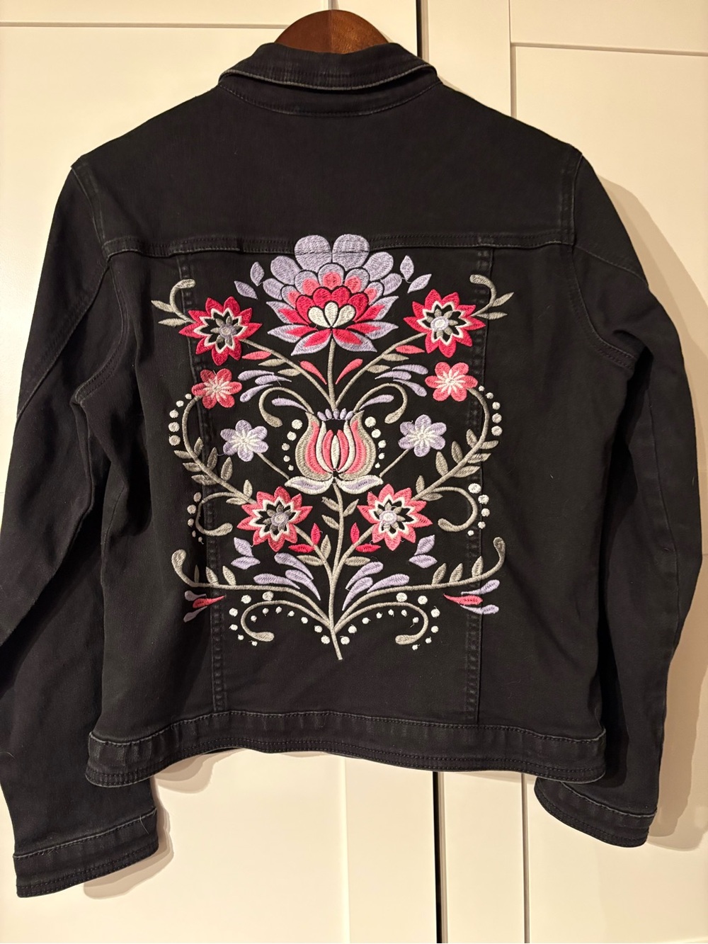 D2G Diane Gilman Women's Black Embroidered Floral Denim Jacket